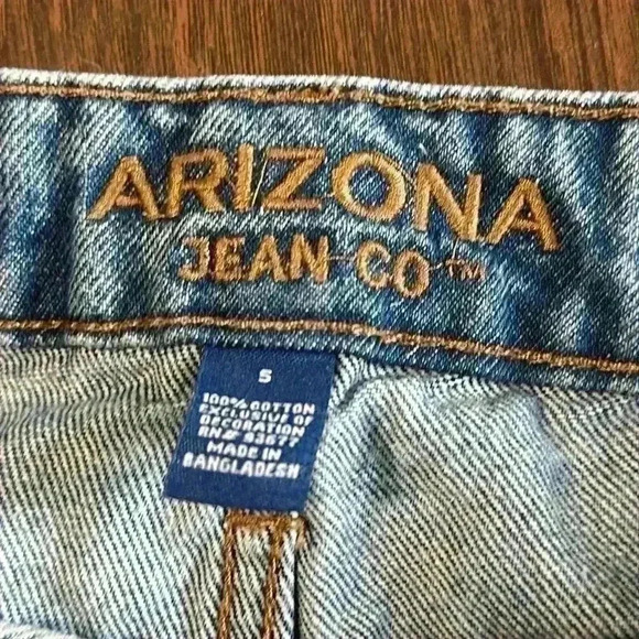 Arizona Jean Juniors Denim Distressed Shorts. Size 5 - Picture 5 of 5